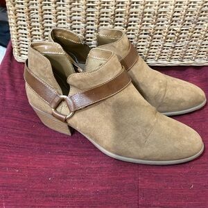 American Eagle heeled bootie size 9
